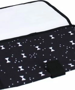 Kidzroom Black & White Luiertas - Zwart - Strikken - Verschoonmatje - Verstelbare Schouderband - Flessenhouder -Zwitsal - Winkel 550x330 1