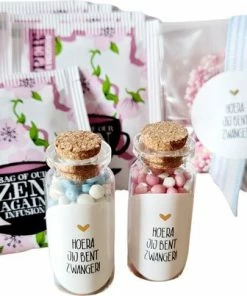 MammaZenn Hoera Zwanger Geschenkset Unisex - Cadeau Voor Aankomende Mamma - Zwangerschap Verwen Pakket - Baby Moeder Cadeau - Baby Geschenk Set Kleding Unisex - 10 In 1 Cadeau -Zwitsal - Winkel 550x403 2