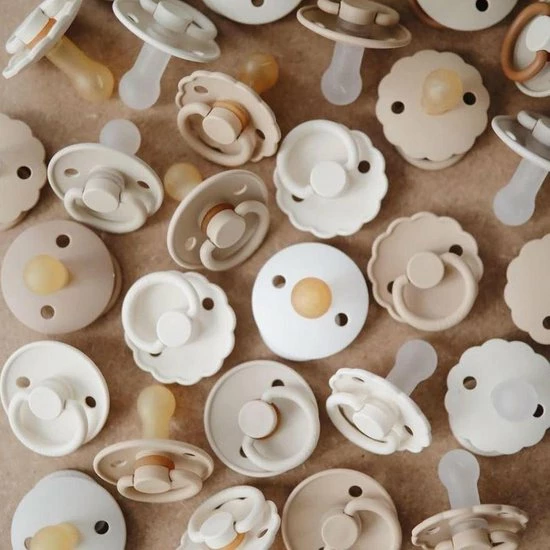 Frigg Fopspeen - Maat 2 6-18 Maanden - 1 Stuk - Daisy - Peach Bronze 3 Frigg Fopspeen - Maat 2 6-18 Maanden - 1 Stuk - Daisy - Peach Bronze - Afbeelding 3