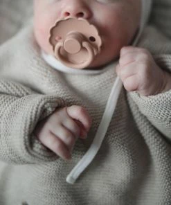 Frigg Fopspeen - Maat 2 6-18 Maanden - 1 Stuk - Daisy - Peach Bronze 27 Frigg Fopspeen - Maat 2 6-18 Maanden - 1 Stuk - Daisy - Peach Bronze -Zwitsal - Winkel 550x550 1034