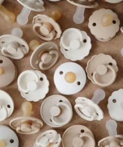 Frigg Fopspeen - Maat 2 6-18 Maanden - 1 Stuk - Daisy - Peach Bronze 28 Frigg Fopspeen - Maat 2 6-18 Maanden - 1 Stuk - Daisy - Peach Bronze -Zwitsal - Winkel 550x550 1035