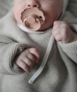 Frigg Fopspeen - Maat 2 6-18 Maanden - 1 Stuk - Daisy - Peach Bronze 44 Frigg Fopspeen - Maat 2 6-18 Maanden - 1 Stuk - Daisy - Peach Bronze -Zwitsal - Winkel 550x550 1038