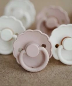 Frigg Fopspeen - Maat 2 6-18 Maanden - 1 Stuk - Daisy - Peach Bronze 45 Frigg Fopspeen - Maat 2 6-18 Maanden - 1 Stuk - Daisy - Peach Bronze -Zwitsal - Winkel 550x550 1039