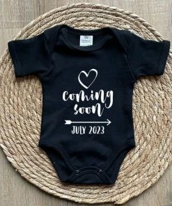 Merkloos Romper Met Tekst 'Coming Soon - July 2023' - Zwart - Zwangerschap Aankondiging - Juli - In Verwachting - Zwanger - Pregnancy Announcement - Baby Aankondiging