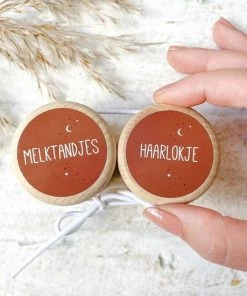 SUS Design Melktanden- En Haarlokdoosjes | Bewaardoosjes Set | Melktanden Bewaren | Roestbruin -Zwitsal - Winkel 550x550 262