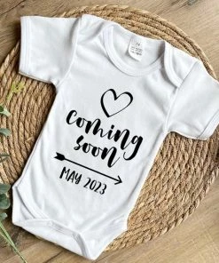 Merkloos Romper Met Tekst - Coming Soon - May 2023 - Wit - Zwangerschap Aankondiging - Mei 2023 - Zwanger - Pregnancy Announcement - Baby Aankondiging - Familie Uitbreiding - Cadeau - Babykleding 7 Merkloos Romper Met Tekst - Coming Soon - May 2023 - Wit - Zwangerschap Aankondiging - Mei 2023 - Zwanger - Pregnancy Announcement - Baby Aankondiging - Familie Uitbreiding - Cadeau - Babykleding -Zwitsal - Winkel 550x550 420