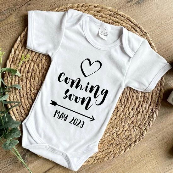 Merkloos Romper Met Tekst - Coming Soon - May 2023 - Wit - Zwangerschap Aankondiging - Mei 2023 - Zwanger - Pregnancy Announcement - Baby Aankondiging - Familie Uitbreiding - Cadeau - Babykleding 4 Merkloos Romper Met Tekst - Coming Soon - May 2023 - Wit - Zwangerschap Aankondiging - Mei 2023 - Zwanger - Pregnancy Announcement - Baby Aankondiging - Familie Uitbreiding - Cadeau - Babykleding - Afbeelding 4