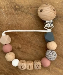 Speenkoord Met Naam | Gepersonaliseerd | Donker Roze - Hout | Kraamcadeau | Baby | Speenclip | Speenketting | Bebbes
