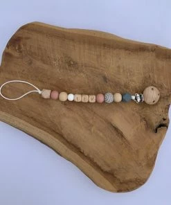 Speenkoord Met Naam | Gepersonaliseerd | Donker Roze - Hout | Kraamcadeau | Baby | Speenclip | Speenketting | Bebbes -Zwitsal - Winkel 550x550 692