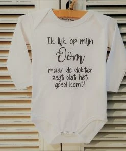 Merkloos Baby Rompertje Met Grappige Tekst | Ik Lijk Op Mijn Oom Maar De Dokter Zegt Dat Het Goed Komt ! | Lange Mouw | Wit Met Zwart | Maat 50/56 | Cadeautje Zwangerschap Aankondiging Geboorte Je Wordt Bent ( Weer) Oom Geworden Kraamcadeau Neefje Nichtje