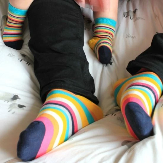 United Oddsocks Cadeaudoosje Met Vader En Dochter Sokken - Daddy And Me - Maat 39/46 En 0 Tot 12 Mnd - Cadeau Idee 3 United Oddsocks Cadeaudoosje Met Vader En Dochter Sokken - Daddy And Me - Maat 39/46 En 0 Tot 12 Mnd - Cadeau Idee - Afbeelding 3