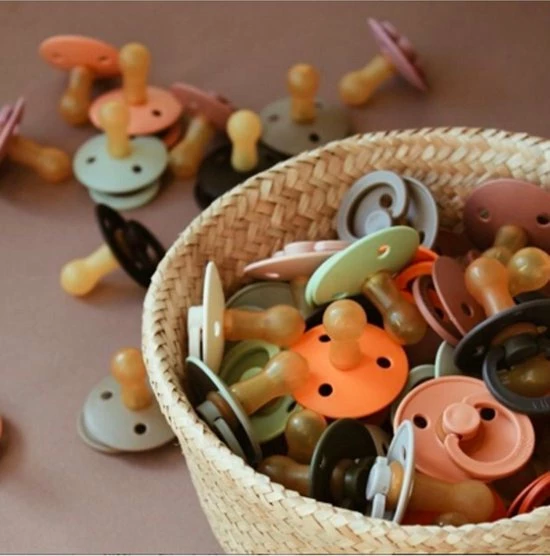 Bibs Fopspeen - Maat 2 - 6-18 Maanden - 6 Stuks - Sage - Cloud - Dark Oak - Vanilla - Glow Black - Glow Baby Blue 4 Bibs Fopspeen - Maat 2 - 6-18 Maanden - 6 Stuks - Sage - Cloud - Dark Oak - Vanilla - Glow Black - Glow Baby Blue - Afbeelding 4