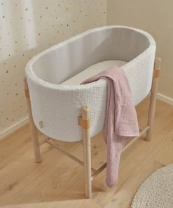 Kave Home - Adara Mozes Mand Met Wit Fleece En Massief Beukenhouten Poten 69 X 46 Cm -Zwitsal - Winkel 550x687 13