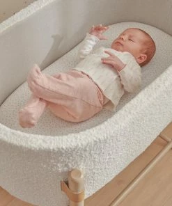 Kave Home - Adara Mozes Mand Met Wit Fleece En Massief Beukenhouten Poten 69 X 46 Cm -Zwitsal - Winkel 550x825 120