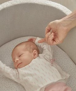 Kave Home - Adara Mozes Mand Met Wit Fleece En Massief Beukenhouten Poten 69 X 46 Cm -Zwitsal - Winkel 550x825 121