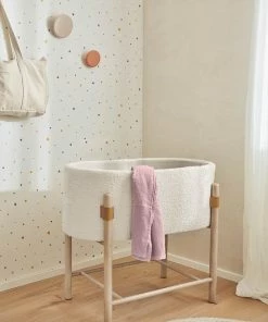 Kave Home - Adara Mozes Mand Met Wit Fleece En Massief Beukenhouten Poten 69 X 46 Cm -Zwitsal - Winkel 550x830 2